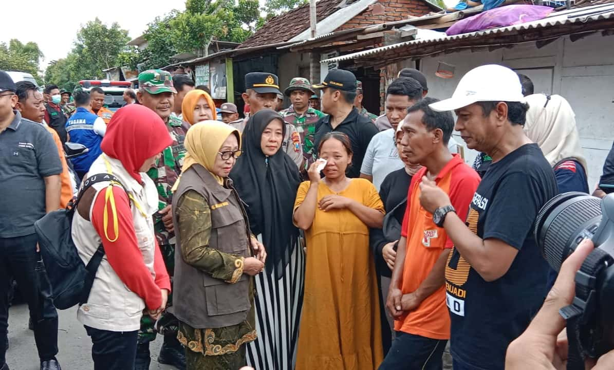 Bupati Mundjidah Wahab Beri Bantuan Warga Terdampak Angin Puting Beliung di Jombang