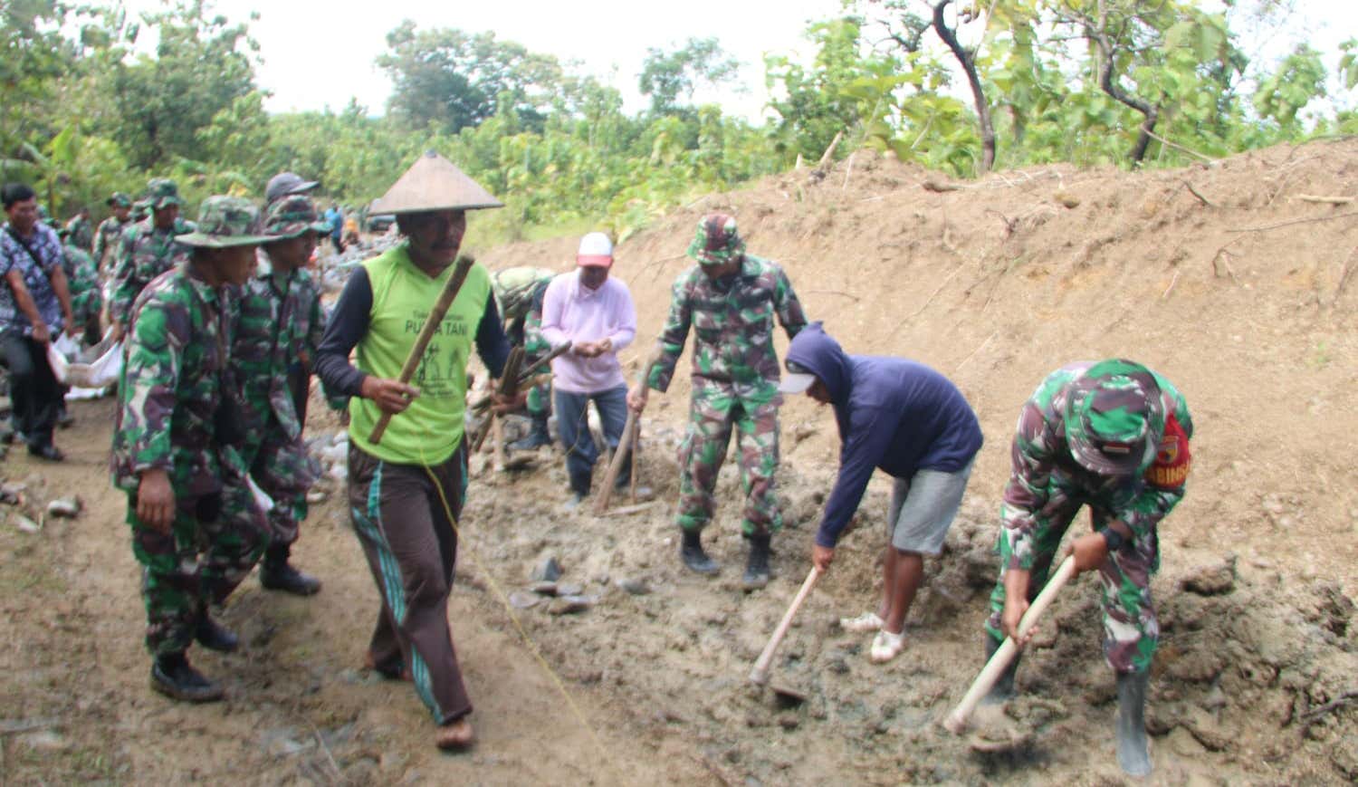 Jalan Waturumpit Klitih Jadi Sasaran Karya Bakti TNI Kodim 0814 Jombang