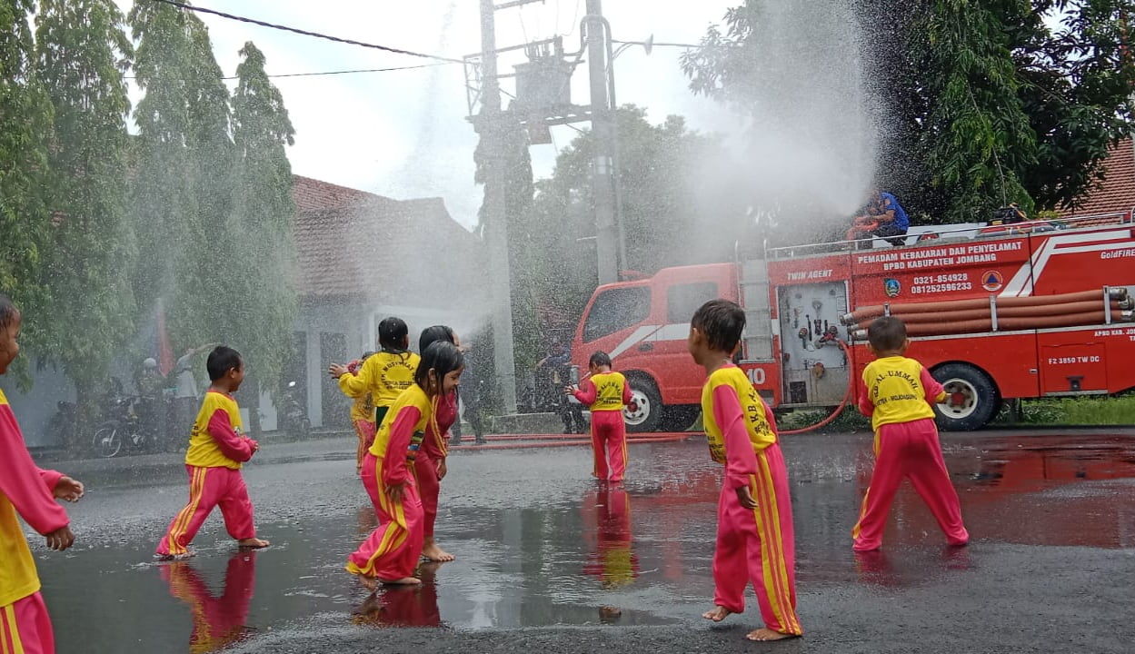 Keseruan Anak-anak di Jombang, Edukasi Sambil Main Air Semprotan Mobil Damkar