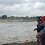 Seminggu Debit Air Sungai Brantas Jombang Naik, Perahu Penumpang Terseret Arus