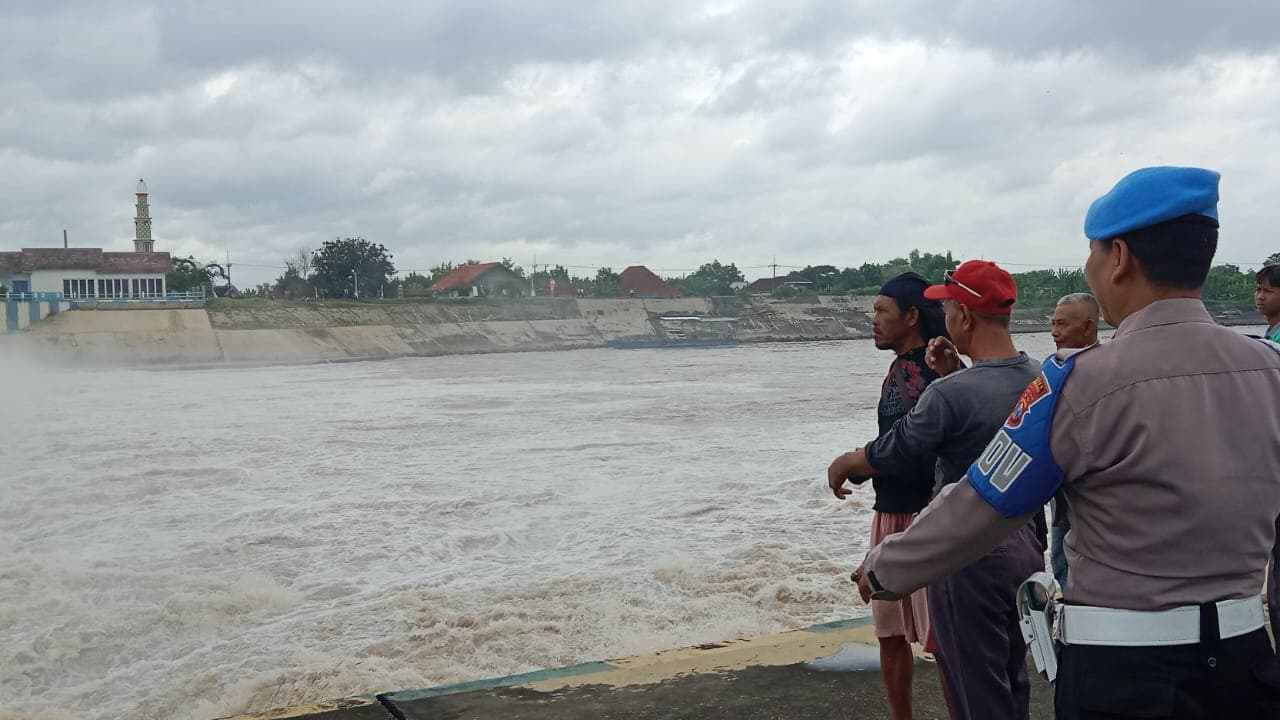 Seminggu Debit Air Sungai Brantas Jombang Naik, Perahu Penumpang Terseret Arus