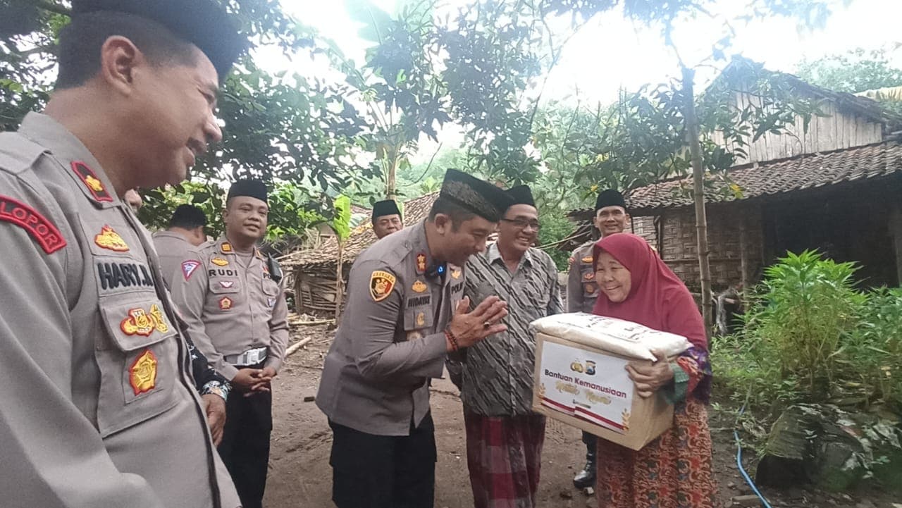 Ramadan 1444 H, Polres Jombang Bagikan 100 Paket Sembako untuk Warga Kurang Mampu