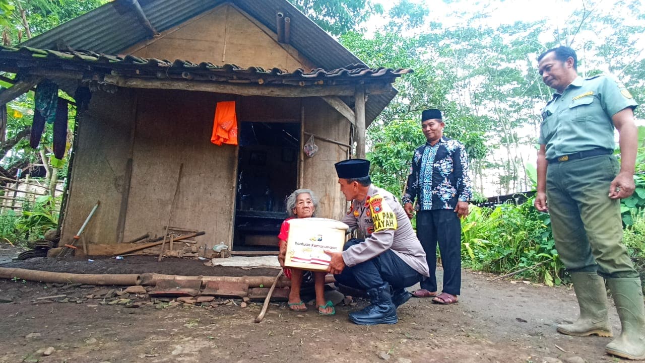 Ramadan 1444 H, Polres Jombang Bagikan 100 Paket Sembako untuk Warga Kurang Mampu