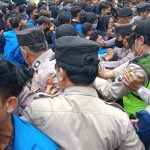 Diadang Polisi, Demo Mahasiswa Depan Pendopo Jombang Ricuh