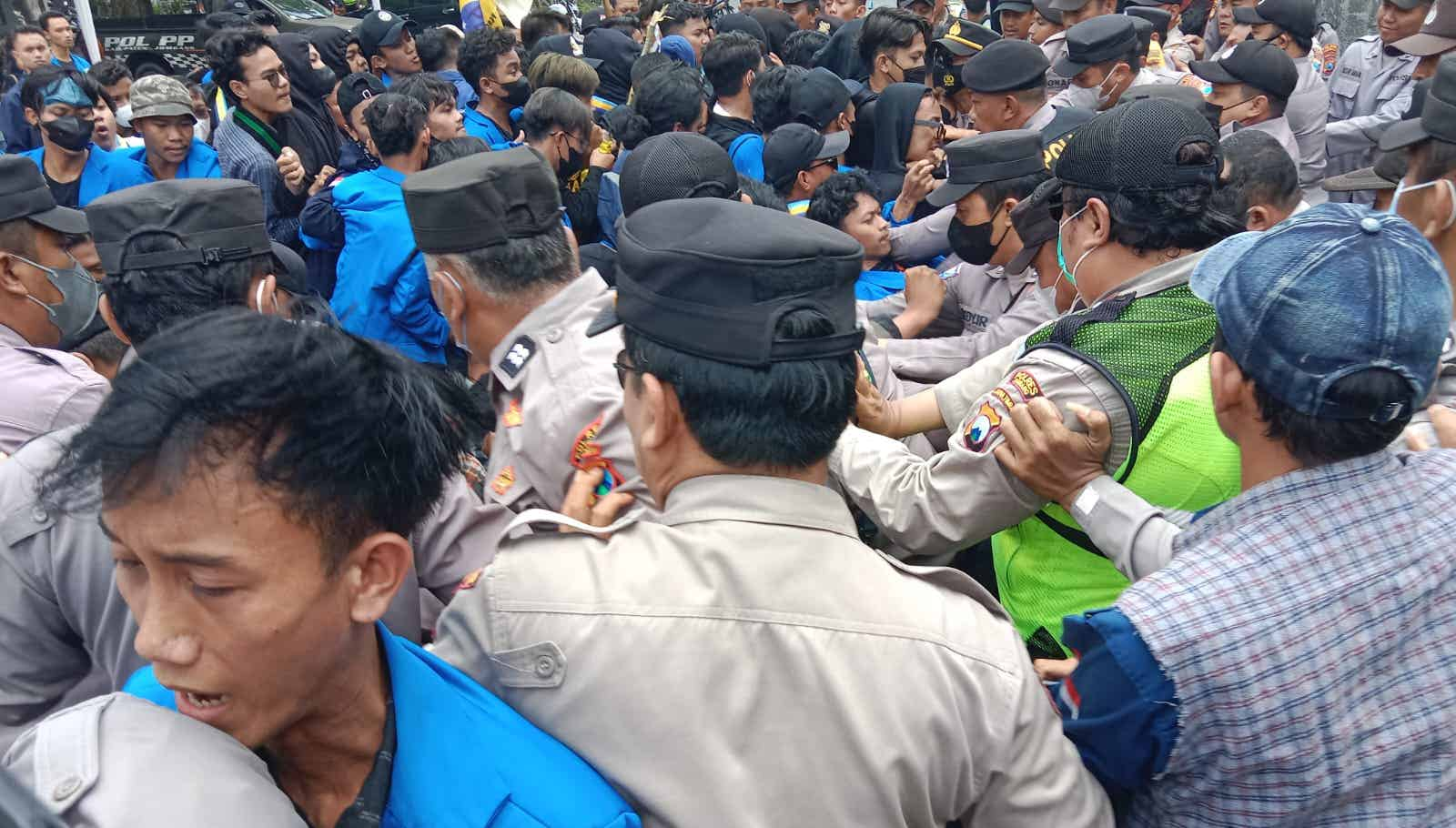 Diadang Polisi, Demo Mahasiswa Depan Pendopo Jombang Ricuh