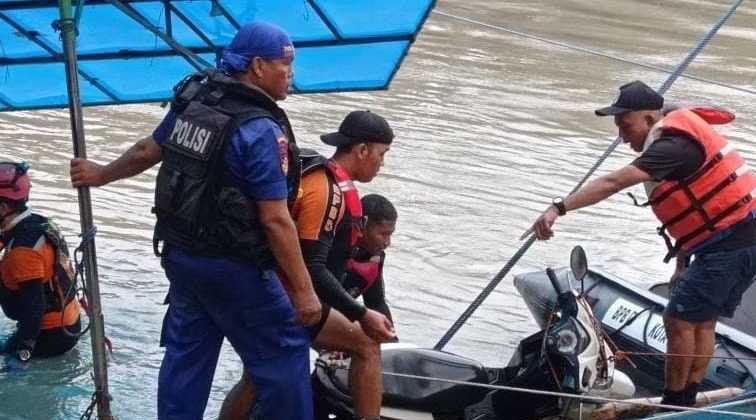 9 Motor dan Penumpang Perahu Tambang Tenggelam di Surabaya Dievakuasi