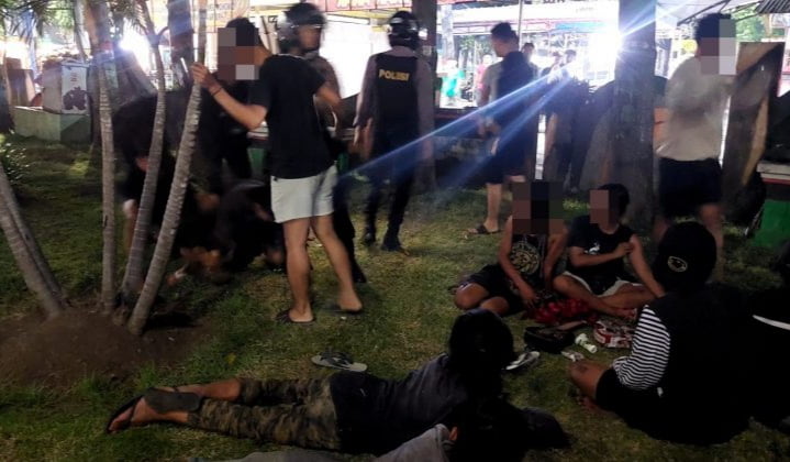 Polisi Tangkap 8 Orang Remaja Pesta Miras di Alun-alun Situbondo