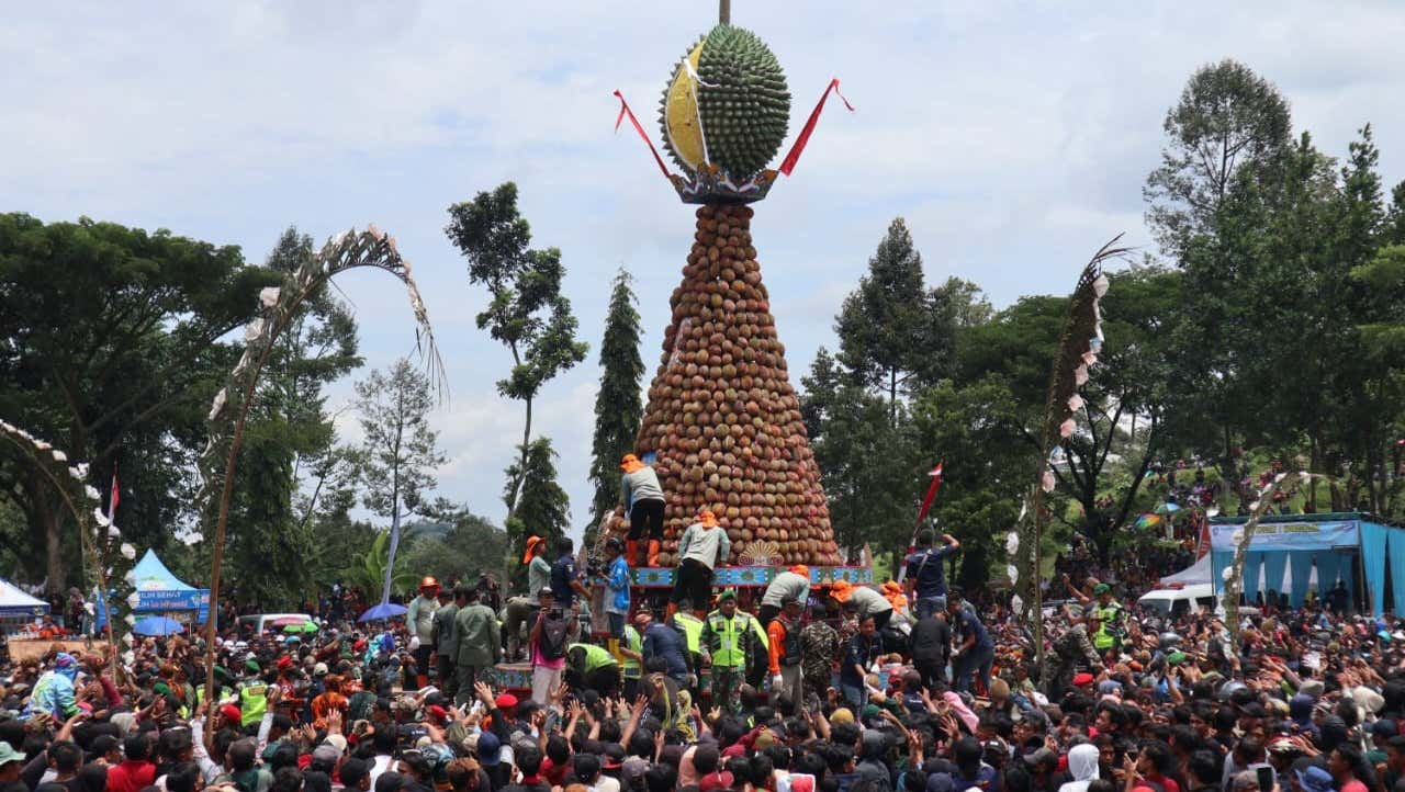 Potret Gunungan 2023 Durian yang Diperebutkan di KenDuren Wonosalam Jombang