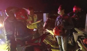 Ngeri! Kecelakaan Motor Masuk Kolong Truk Kontainer di Jombang