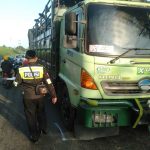 Hati-hati! Jalan Berlubang di Jombang Makan Korban, Pemotor Kediri Celaka Terlindas Truk