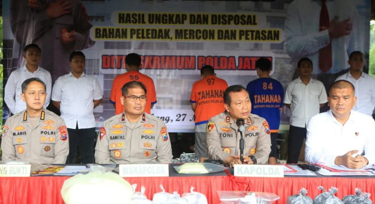 Jombang, Jurnal Jatim - Polda Jatim merilis ungkap kasus bahan peledak petasan atau mercon di Jombang. Sebanyak 231 kilogram (Kg) bahan petasan