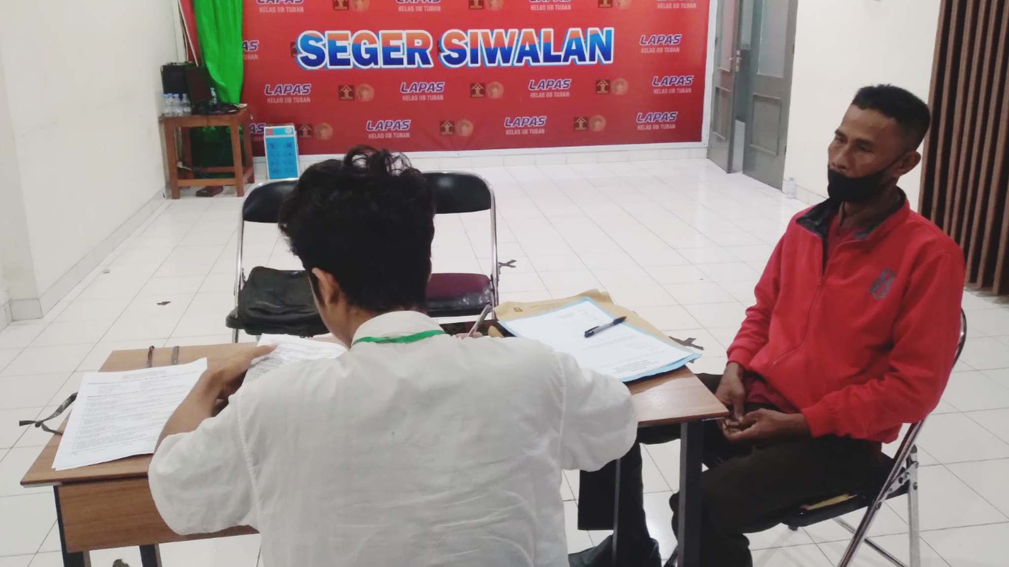 Pelajar SMK Jalani Ujian Sekolah dari Balik Dinding Penjara Lapas Tuban