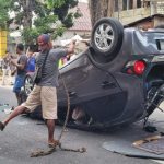 Kecelakaan di Tuban, Brio Terbalik Usai Tabrak Pohon dan Honda Civic