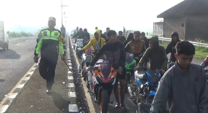 Bypass Jombang Diobrak, Puluhan Remaja Dorong Motor ke Kantor Polisi, Kapok!