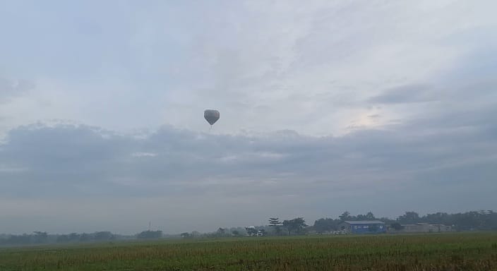 Lebaran Ketupat 2023, Balon Udara Masih Terbang di Langit Jombang