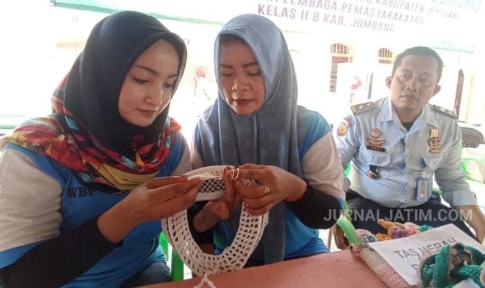 Keren! Warga Binaan Lapas Jombang Kreatif Membuat Kopiah dari Benang Rajut