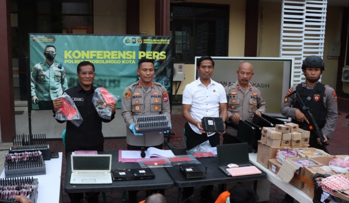 Probolinggo, Jurnal Jatim - Sindikat penjualan kode OTP kartu seluler yakni ilegal akses ke Rusia terbongkar. Polisi Satreskrim Polres Probolinggo Kota meringkus 6
