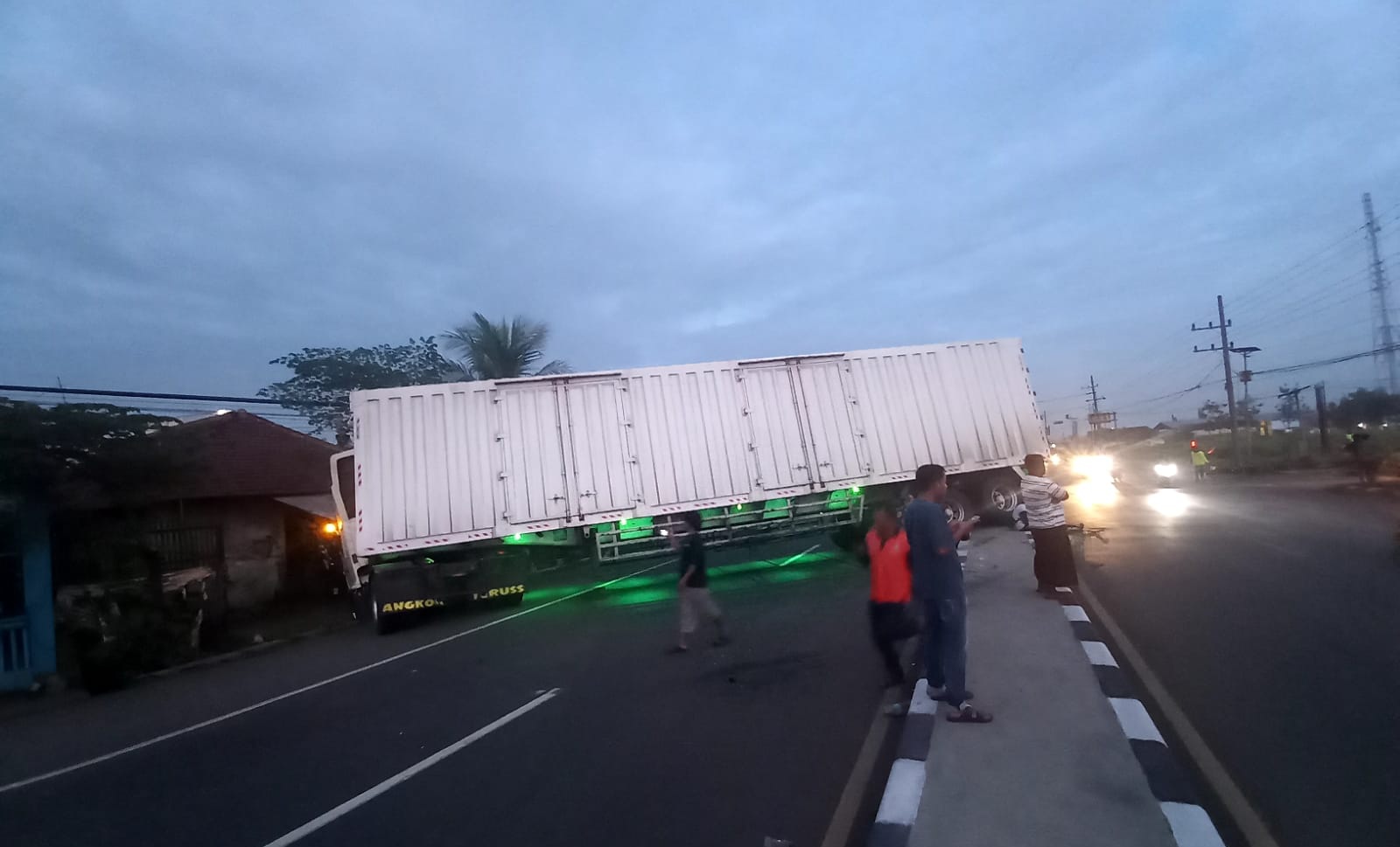 Kecelakaan Di Jombang, Truk Melintang Tutup Badan Jalan Raya Madiun ...