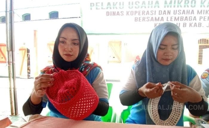 Keren! Warga Binaan Lapas Jombang Kreatif Membuat Kopiah dari Benang Rajut