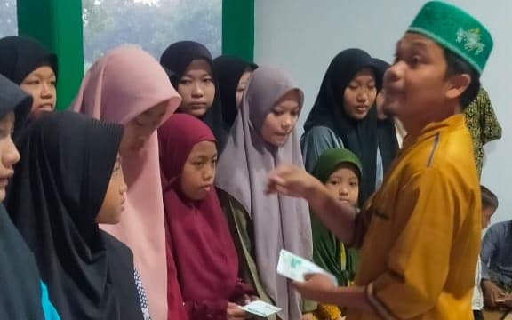 Senyum Ceria Anak Yatim dan Janda Jombang Terima Santunan di Penghujung Ramadan