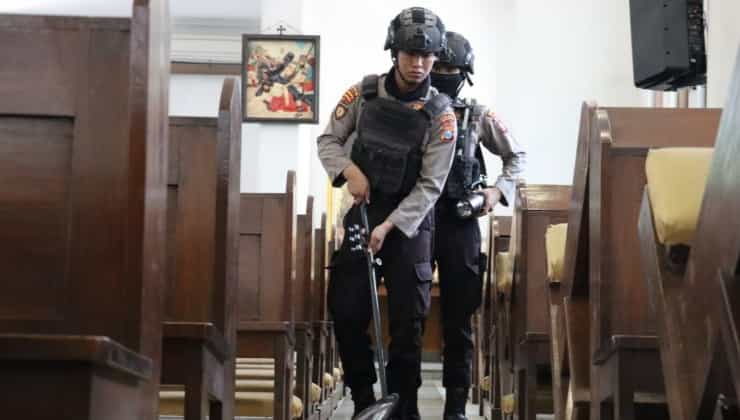 Polisi Lakukan Sterilisasi Sejumlah Gereja di Surabaya Jelang Paskah