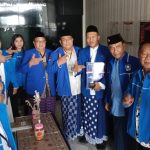 Dikawal Polisi, Bacaleg PAN Pakai Sarung Datang ke KPU Jombang