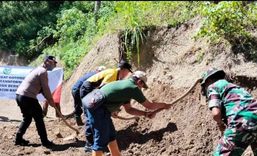 Perlancar Akses Pertanian, Polisi di Pacitan Bantu Warga Buka Jalan Baru