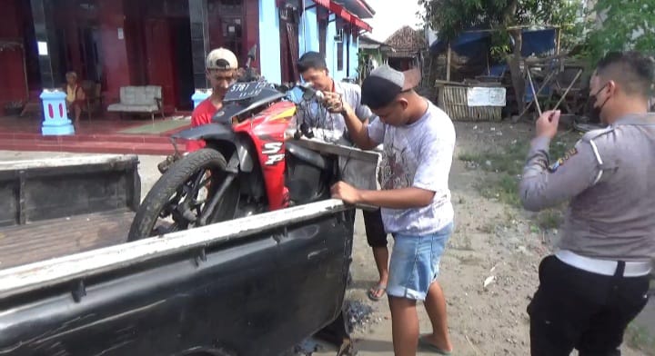 Melaju di Tikungan Tajam Jombang, Pikap L300 Tabrak Pemotor Mojokerto, Lihat Kondisinya
