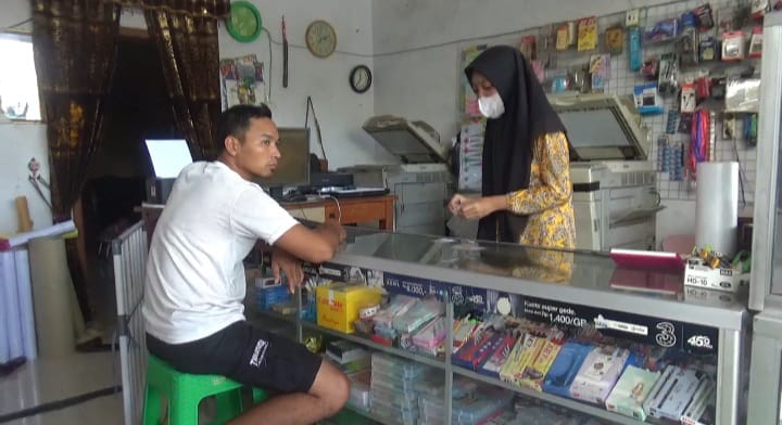 Dua Maling Terekam CCTV Curi HP Karyawan Toko di Jombang, Modus Pura-pura Fotokopi