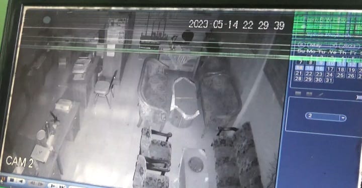 Terekam CCTV, Pencuri Barang Elektronik Milik SDN di Jombang Punya Ciri Pada Tangan