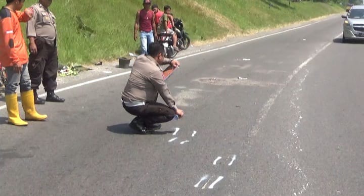 Kesaksian Warga: Pengendara Sepeda Motor di Jombang Tewas Terlindas, Innalillahi!