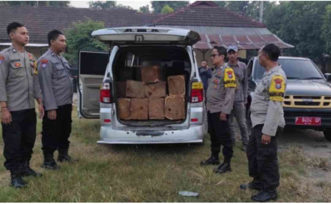 Polisi Kejar Mobil APV Silver di Jalan Pelabuhan Jangkar Situbondo, Ternyata Mengangkut Ini