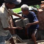 Bahan Baku Menipis, Perajin Genteng di Gedangan Jombang Impor Tanah Liat
