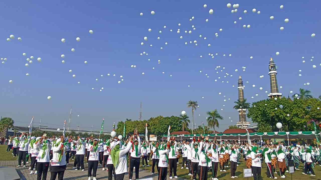 Ribuan Perempuan Tampil Kompak Lomba Senam Fatayat NU Jombang Berhadiah Umroh