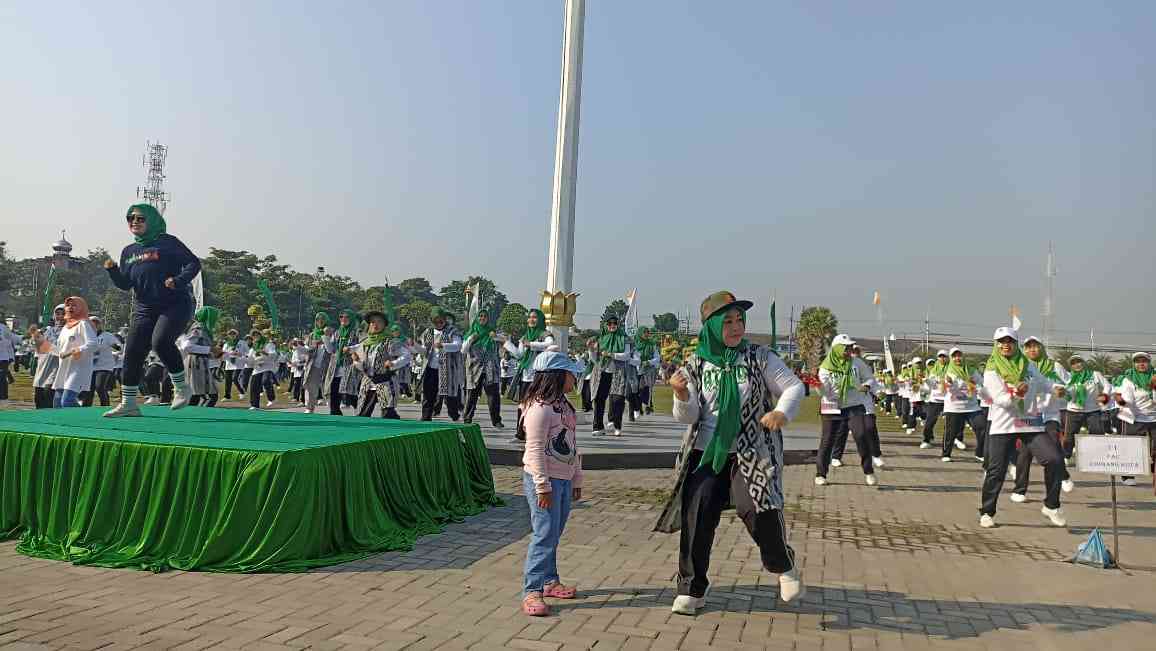 Ribuan Perempuan Tampil Kompak Lomba Senam Fatayat NU Jombang Berhadiah Umroh