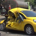 Ngeri! Dump Truk Sasak Mobil Brio Putar Arah di Jombang, Suami Istri dan Balita Terluka