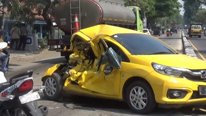 Ngeri! Dump Truk Sasak Mobil Brio Putar Arah di Jombang, Suami Istri dan Balita Terluka