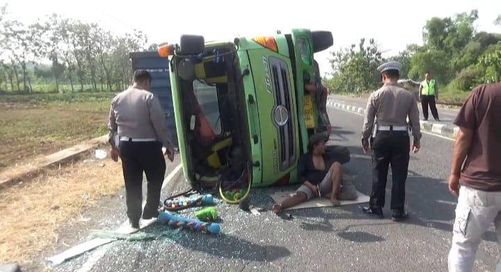 Truk Muat Jagung Tujuan Kediri Terguling di Jombang, Sopir: Saya Kaget Diadang 3 Orang