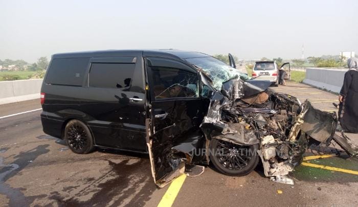 Mobil Alphard Hancur usai Kecelakaan Beruntun di Tol Jombang, 8 Orang Luka-luka