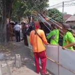 Petugas Gabungan Copot Ratusan Reklame Tak Berizin di Jombang