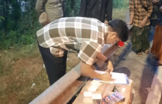 Tim Gabungan Satpol PP Jombang-Bea Cukai Kediri Tindak Pengiriman Rokok Ilegal di Bus