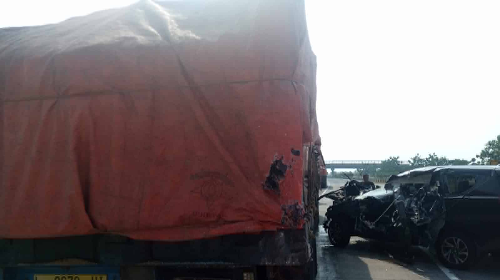 Innova Hantam Truk di Tol Jombang, Mobil Ringsek, 2 Orang Luka Berat