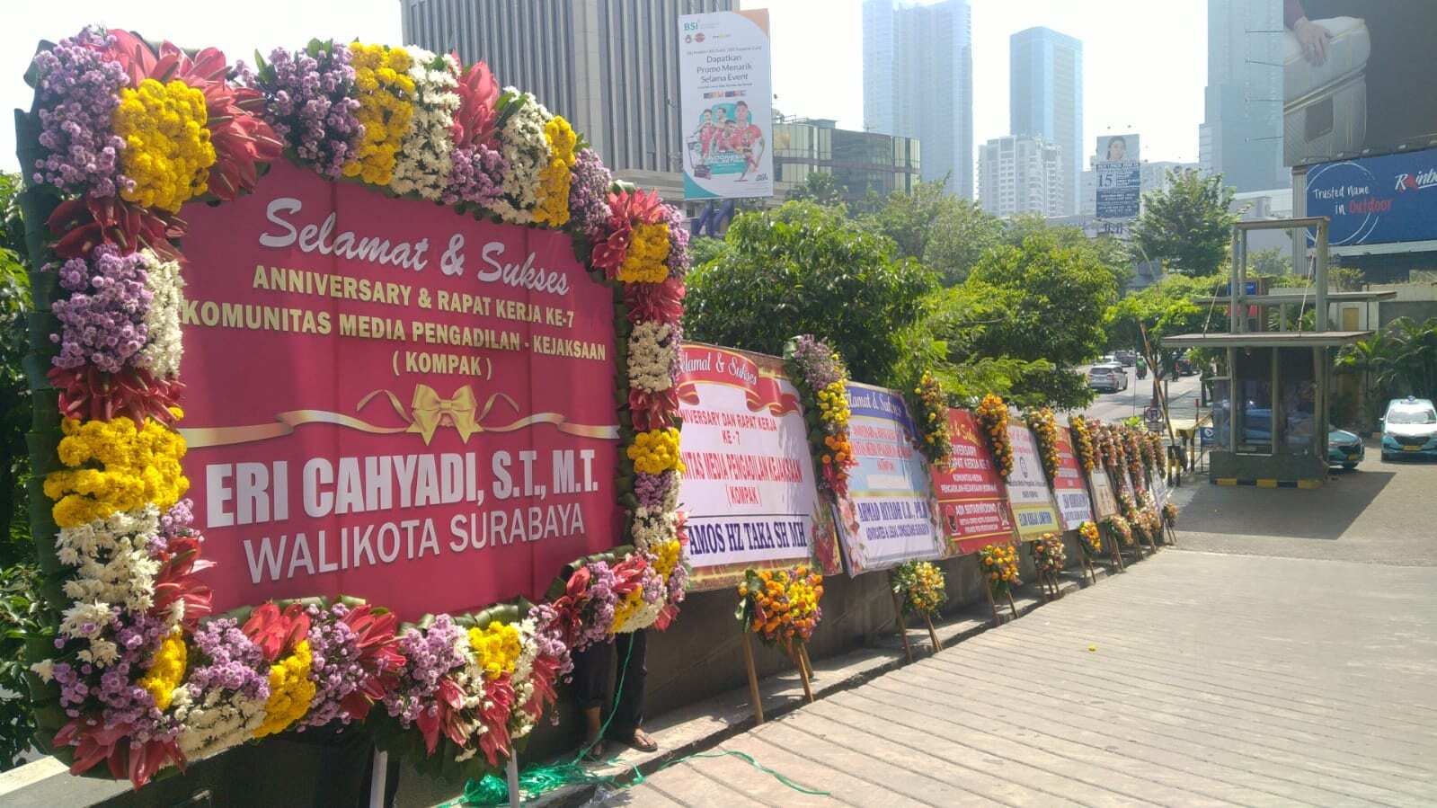 Raker dan Anniversary KOMPAK ke-7 di Surabaya Dibanjiri Karangan Bunga