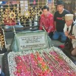 Ratusan Warga Tionghoa Ritual Sembahyang Arwah di Pusara Gus Dur Jombang