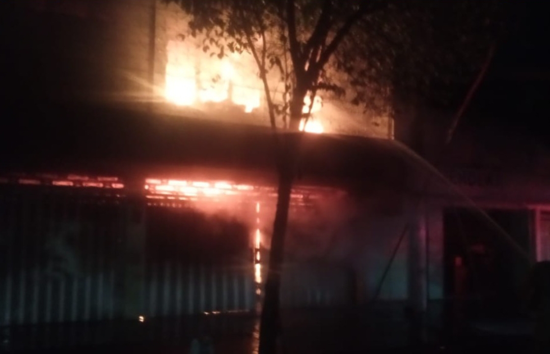 Kebakaran, Api Meludeskan Toko Elektronik 2 Lantai di Jl Gus Dur Jombang