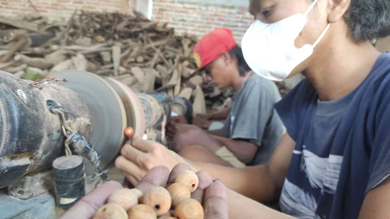 Dipasarkan Hingga Luar Negeri, Pesanan Tasbih di Jombang Meningkat di Musim Haji 2023