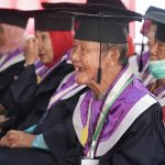 Senyum Gembira 45 Lansia di Nganjuk Ikuti Wisuda, Tertua Usia 93 Tahun