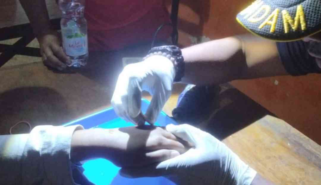 Cincin di Jari Ibu Ini Tidak Bisa Dilepas, Damkar Jombang Bertindak, Alhamdulillah!