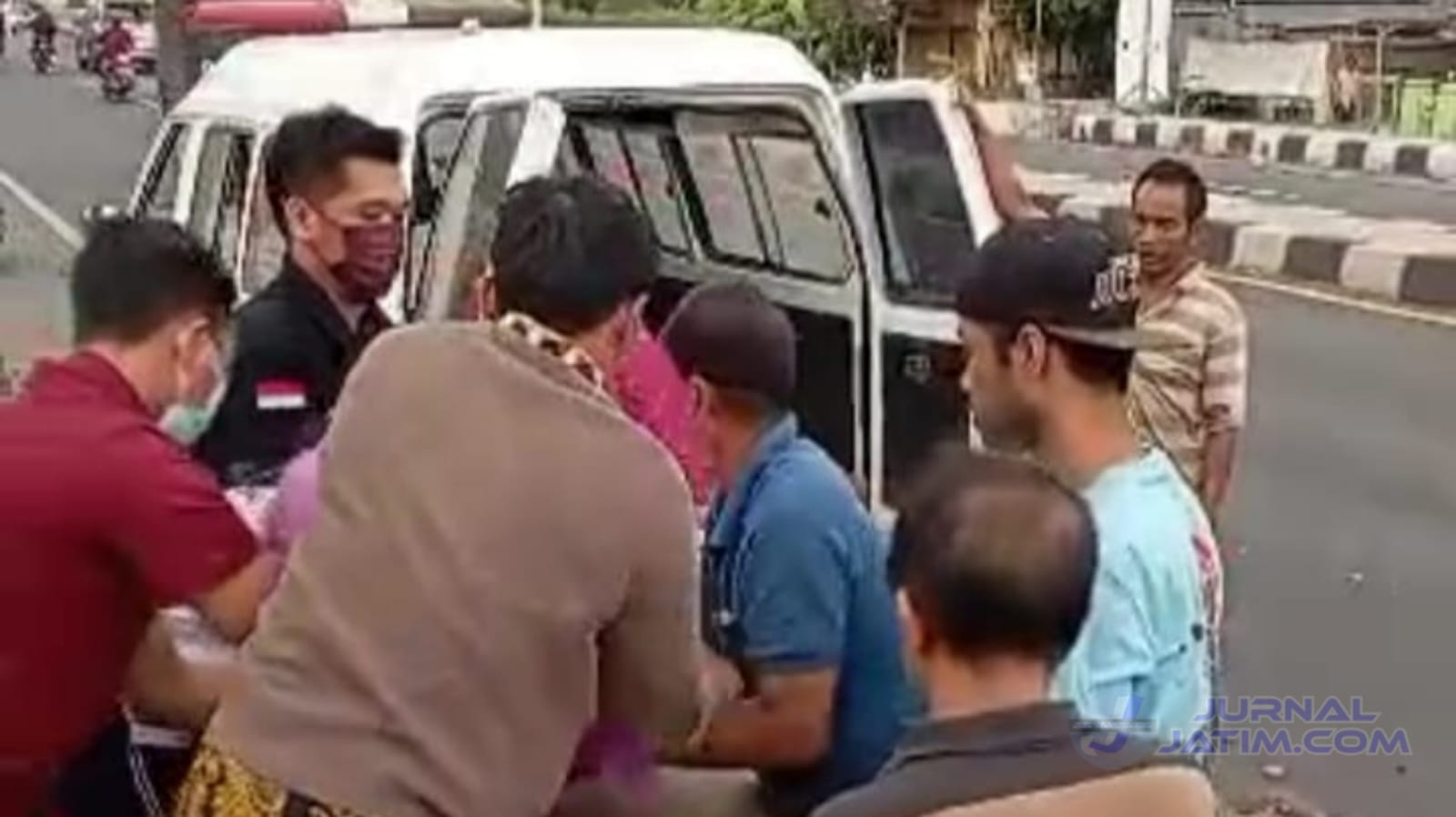 Tabrak Motor Roda Tiga di Jombang, Bapak Ibu dan Balita asal Nganjuk Masuk Rumah Sakit