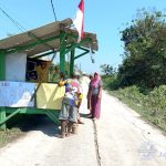 Lihat, Belasan Warga di Jombang Hadang Truk Material Proyek Pembangunan Lantai Sungai